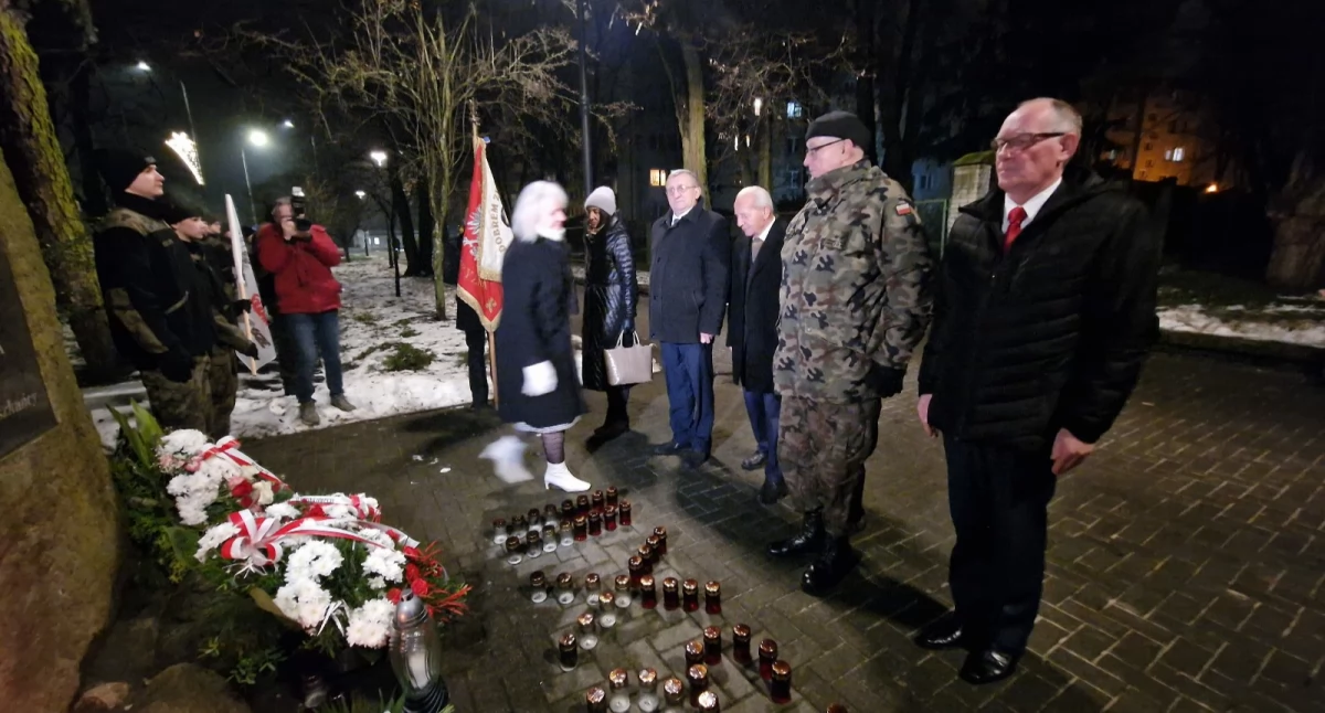 Biała Podlaska: Pamiętali o ogłoszeniu stanu wojennego. Złożyli kwiaty przed pomnikiem Solidarności 