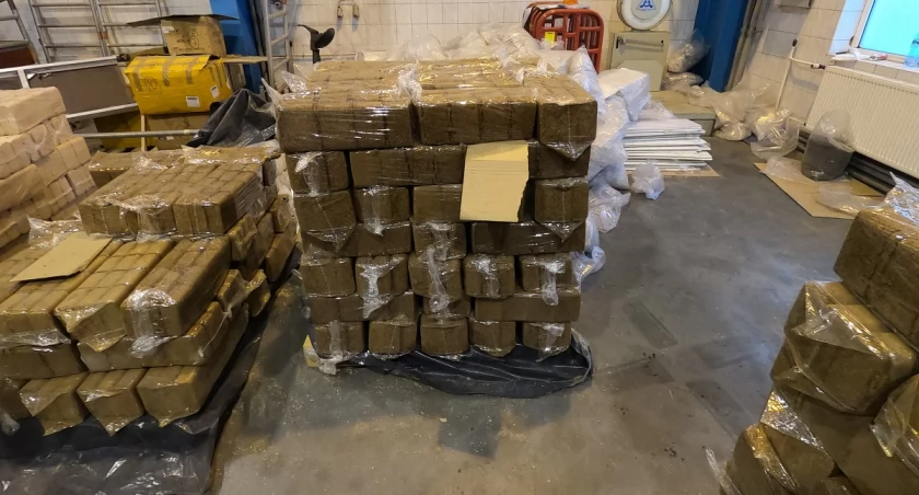 Gmina Terespol: Przemycony tytoń o wartości 2,2 mln zł w ciężarówce. Szokujące odkrycie służb celno-skarbowych. 