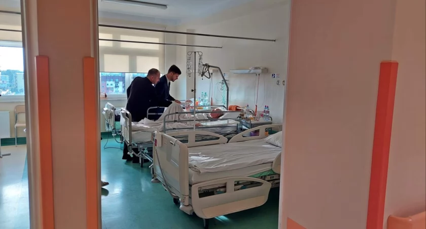 Biała Podlaska: Dyrektor szpitala z przewodniczącym rady społecznej odwiedzili chorych i personel medyczny z opłatkiem