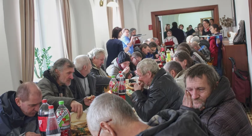 Biała Podlaska: Wigilia dla potrzebujących. Caritas przygotował posiłek i kolędowanie