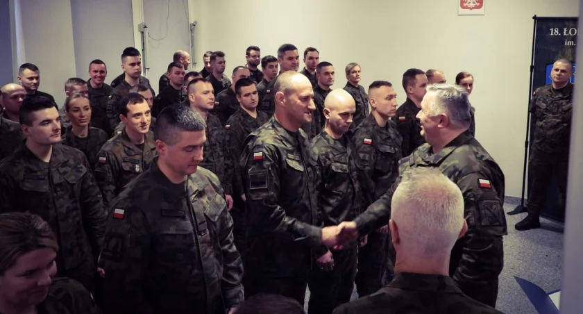 Biała Podlaska: Ukończyli Kurs Podoficerski. 80 żołnierzy odebrało świadectwa od pułkownika