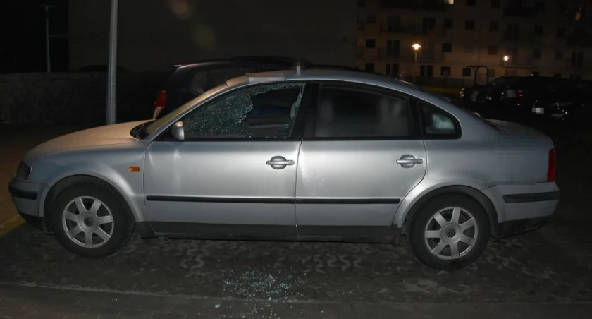 Biała Podlaska: Złapali go z maczetą i kastetem. Atakował zaparkowane samochody