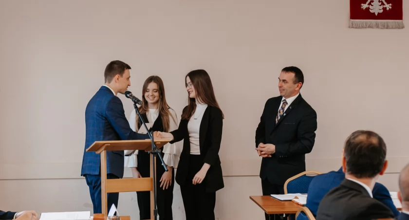 Gmina Łomazy: Stypendia dla studentów. Julia Rudzka i Ewa Pawluk otrzymały stypendia pomostowe na studia weterynaryjne i zarządzanie