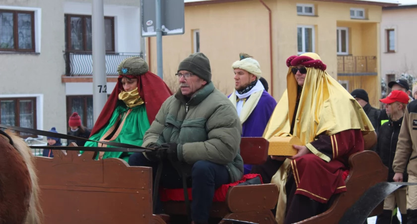 Biała Podlaska: Królowie przejechali pod drogach miasta. Orszak Trzech Króli zakończony na placu Wolności