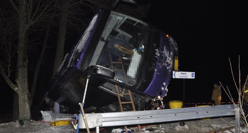 Autobus uderzył w barierki i przewrócił się na bok w Wisznicach. Pojazdem podróżowało 26 osób