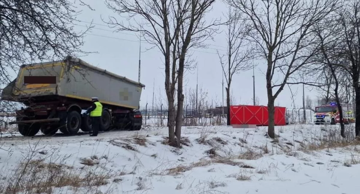 Tragiczny wypadek w Małaszewiczach Małych, kierowca nie przeżył zderzenia z ciężarówką. Służby są na miejscu