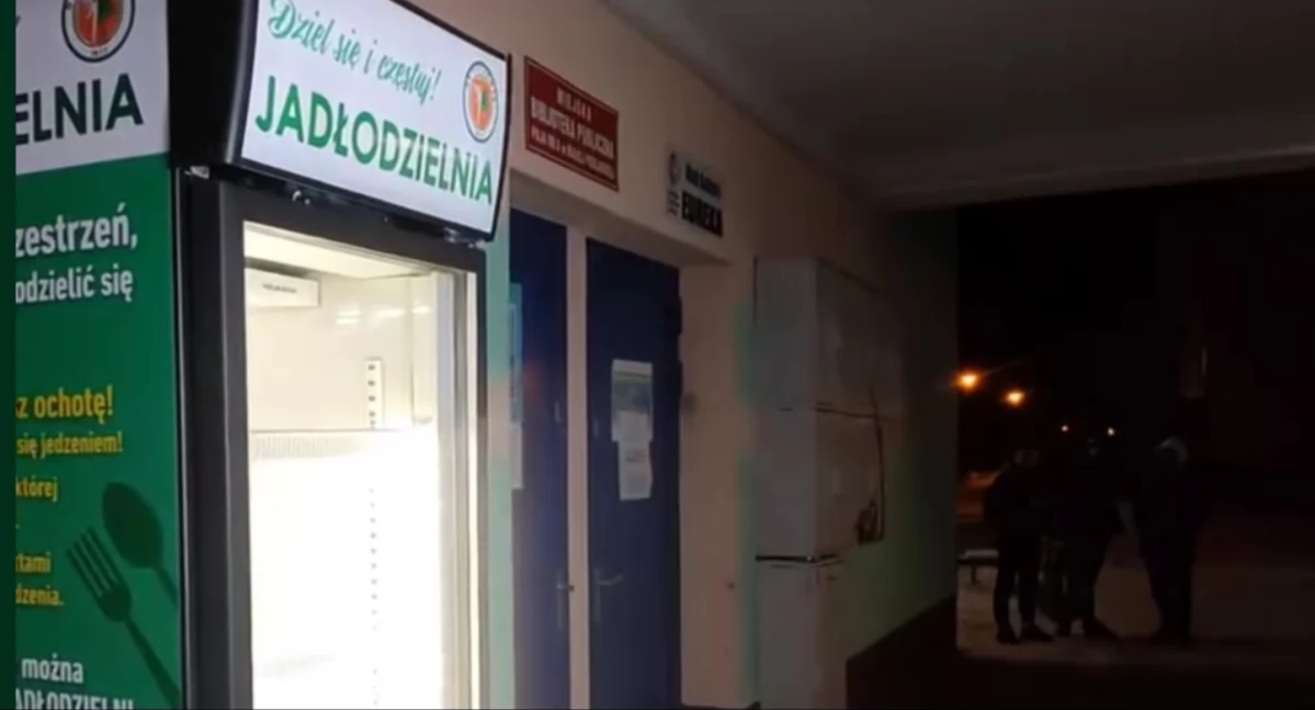 Pierwsza Jadłodzielnia w Białej Podlaskie. Chłodziarka spożywcza postawiona przez Stowarzyszenie Orzechówek