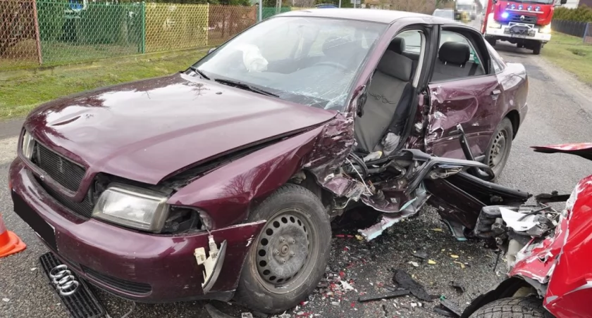 Na oblodzonej drodze powiatowej w Dąbrowicy Dużej wpadł w poślizg. Jedna osoba w szpitalu