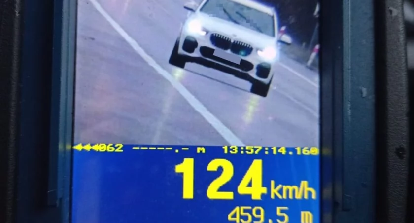 Kierowcy z prędkością ponad 50 km/h powyżej limitu, policja zatrzymuje ich i karze mandatami. Prawa jazdy zabrane zostaje na 3 miesiące 
