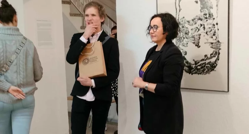 Niezwykła wystawa Sebastiana Skowrońskiego: połączenie tradycji z nowoczesnością, tematyka młodzieńcza i metaforyczna. Otwarta w Galerii Podlaskiej