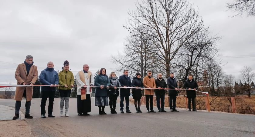 Przebudowa dróg i budowa chodnika w Huszczy - inwestycja zrealizowana za 11 mln zł z dofinansowaniem. Jest to poprawa bezpieczeństwa mieszkańców i korzystających z drogi