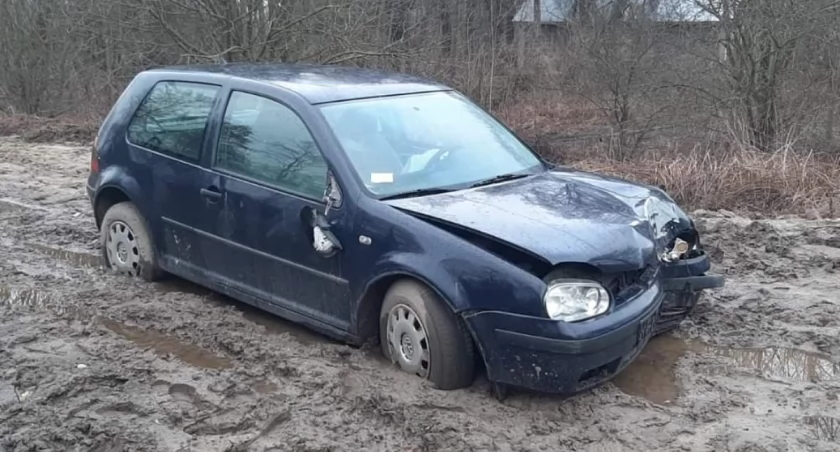 Ukradli auto ze szrotu. Gdy uciekali ugrzeźli nim w błocie