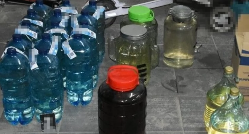 Policja z Białej Podlaskiej zabezpiecza sprzęt do wytwarzania alkoholu i ponad 120 litrów gotowego produktu