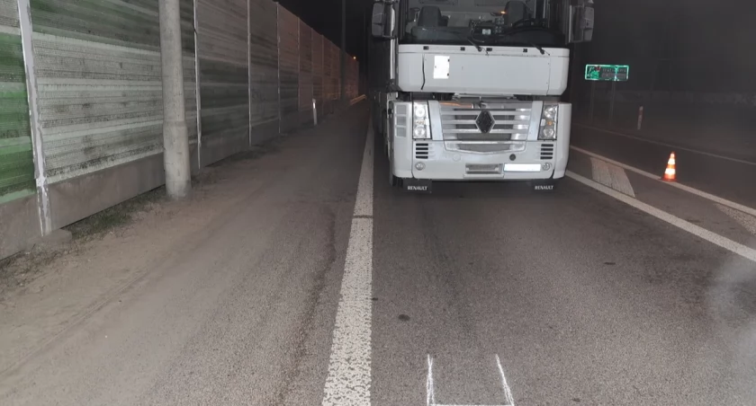 Tragiczny wypadek na obwodnicy Białej Podlaskiej. Pieszy potrącony przez ciężarówkę. Nie udało się uratować życia.