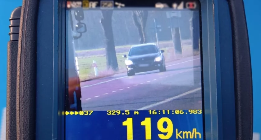 Za jazdę 119 km/h w terenie zabudowanym w Tłuśccu 66-latek stracił prawo jazdy na 3 miesiące i zapłaci mandat 2 tys. zł