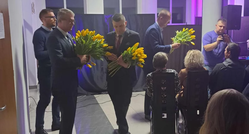 Burmistrz obdarował kwiatami, a kabaret Fifa Rafa rozbawił publiczność. Dzień Kobiet w Piszczacu