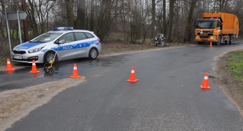 Bez uprawnień do kierowania wjechał w śmieciarkę. Z wypadku w Worsach trafił do szpitala