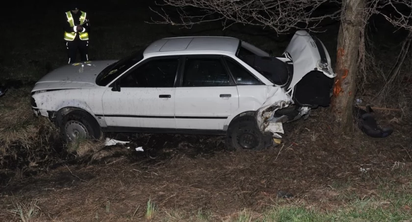 Wypadek w Wyczółkach: 36-latka straciła panowanie nad Audi i uderzyła w drzewo