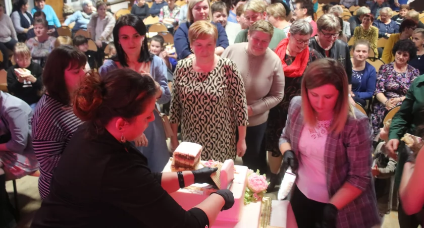 Gminny Dzień Kobiet w Rokitnie pełen niespodzianek! Zuzia Janik i Kwartet Smyczkowy LADIES na scenie, słodka czekoladka dla pań i wyjątkowy tort dla wszystkich uczestników