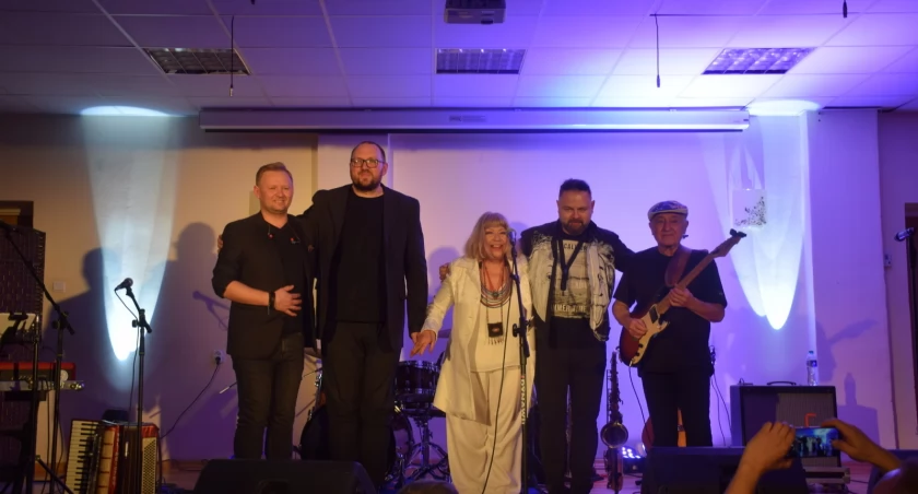 Fenomenalny koncert zespołu 2 plus 1 w Kodniu - relacja i wrażenia z okazji Dnia Kobiet