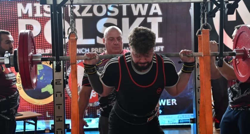Mistrzowie Polski zjechali się do Zalesia. Walczyli w trójboju siłowym 