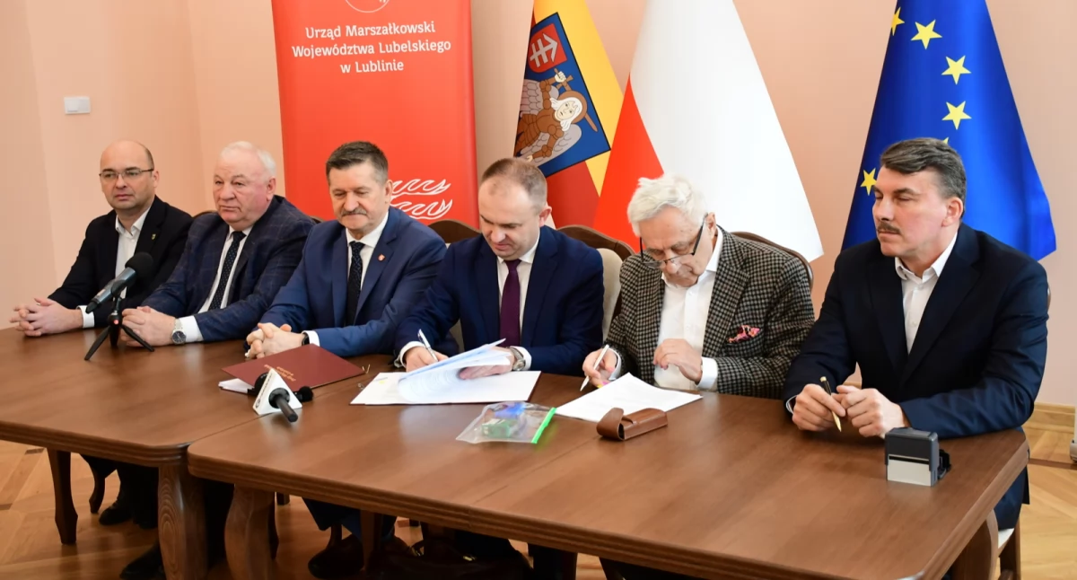 Podpisano umowę na remont drogi wojewódzkiej nr 816 na terenie gminy Kodeń i Sławatycze. 3,8 mln złotych na nową nawierzchnię