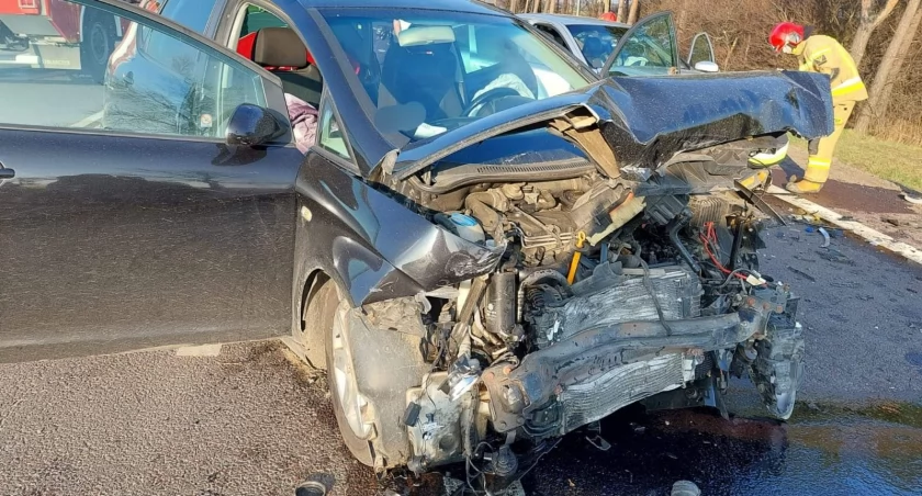 Wypadek w Rogoźnicy Kolonia: Dwie osoby ranne. Aktualne utrudnienia na krajowej dwójce 