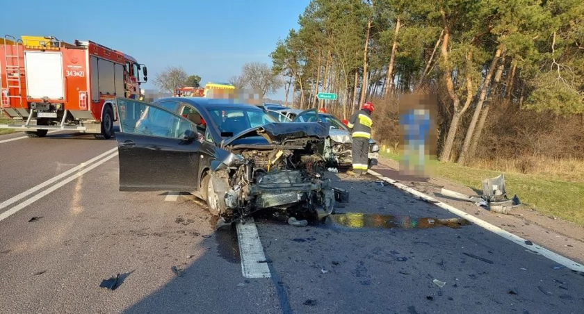 Wypadek drogowy w Rogoźnicy. Volvo zderzył się z Seatem. Nadal ustalane są okoliczności zdarzenia.
