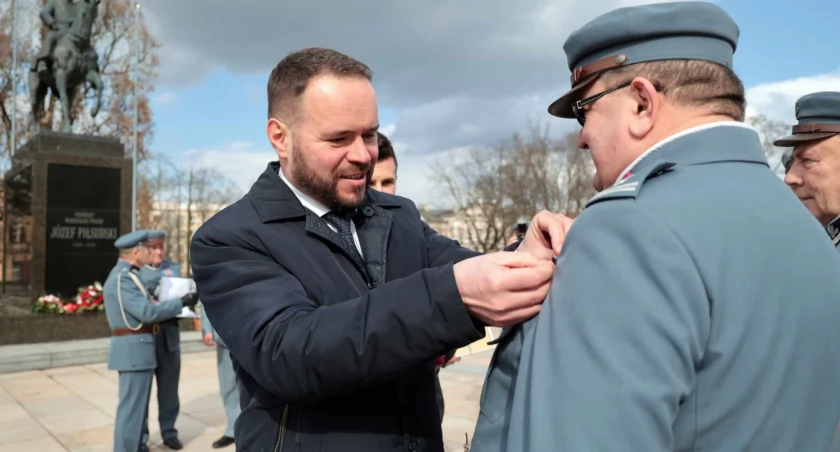 Ksiądz Andrzej Biernat z Białej Podlaskiej odznaczony Brązowym Krzyżem Zasługi przez Prezydenta RP. Odznakę wręczył wojewoda lubelski