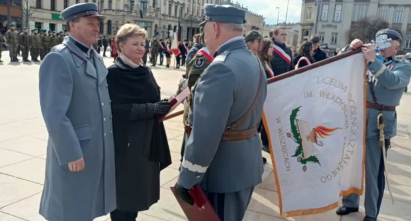 Sztandar Liceum w Wisznicach odznaczony Złotym Krzyżem Związku Piłsudczyków RP