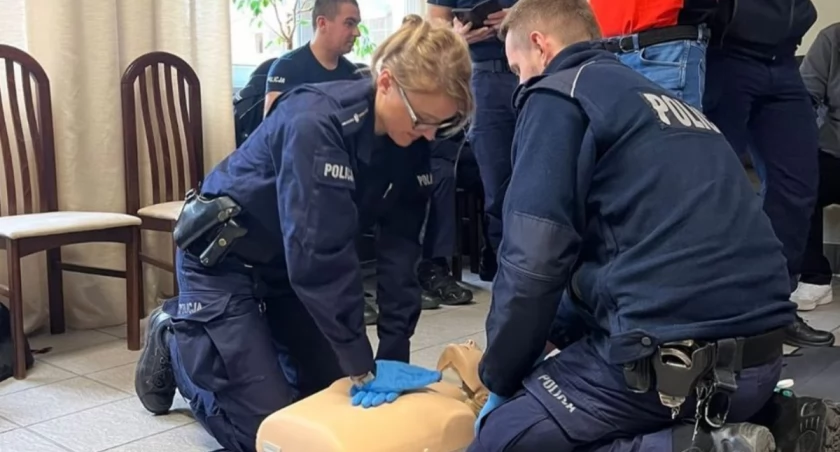Policjanci doskonalą umiejętności udzielania pierwszej pomocy.  Szkolenia prowadzone przez ratowników medycznych z Białej Podlaskiej