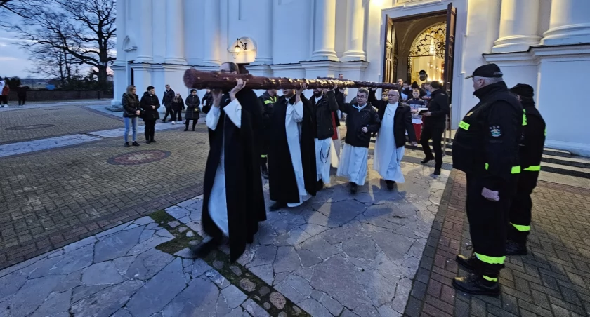 Droga Krzyżowa w Leśnej Podlaskiej: Emocjonujące wydarzenie religijne