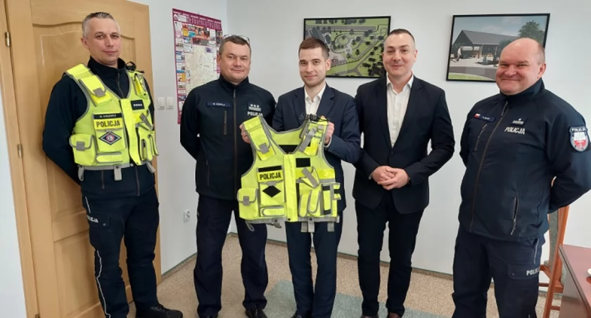 Policja od dyrektora bialskiego WORD otrzymała taktyczne kamizelki