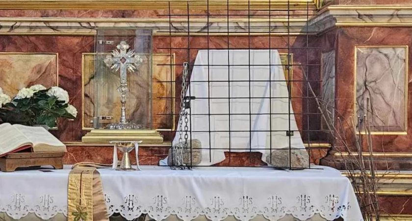 Wierni katoliccy odwiedzają Pana Jezusa w więzieniu. Zobacz jak wyglądają ciemnice w Białej Podlaskiej