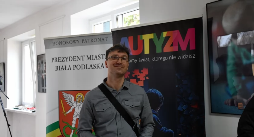 Wystawa fotografii była częścią obchodów Dnia Świadomości Autyzmu w Białej Podlaskiej. Zdjęcia można oglądać do 5 maja