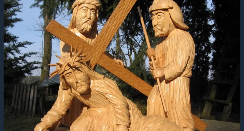 Droga Krzyżowa: Wystawa malarsko-rzeźbiarska ojca i syna Korszun w Wisznicach
