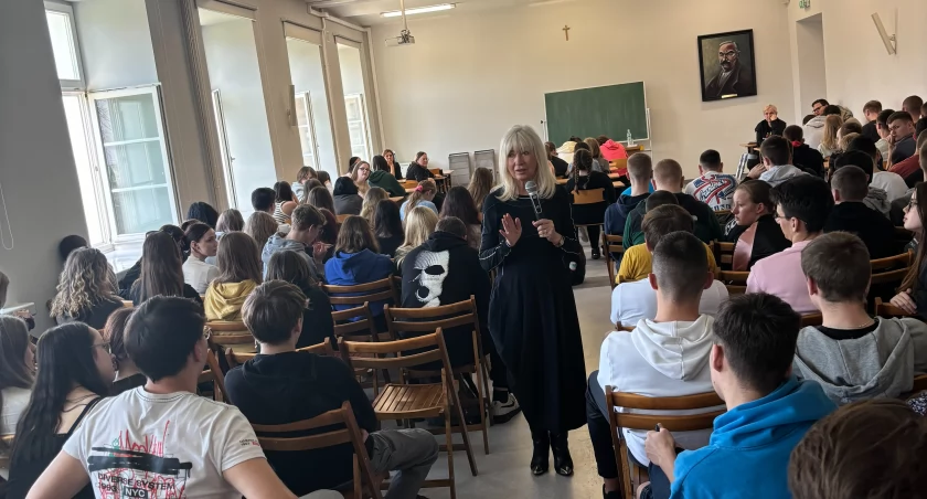 Sędzia Anna Maria Wesołowska odwiedziła uczniów w Leśnej Podlaskiej