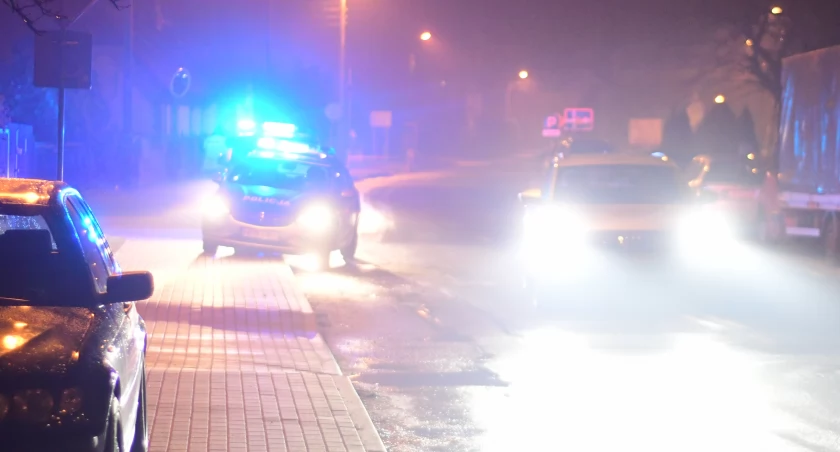 Oszukano na 20 tys. zł starszą osobę przez telefon. Sprawcy podszywają się pod policjantów