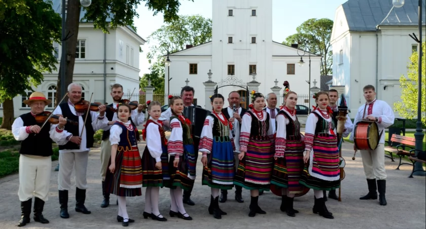 Wiosenny koncert ZPiT i Kapeli Ludowej Podlasiacy w Białej Podlaskiej. Tradycyjne tańce i pieśni ludowe