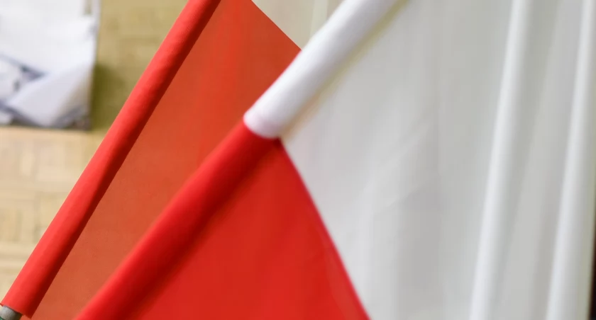 Miasto Biała Podlaska rozdaje flagi biało-czerwone. Wywieś narodową flagę Polski przed swoim domem