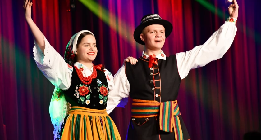 Koncert Wiosną Roztańczeni. Zespół Pieśni i Tańca Podlasiacy oraz Kapela Ludowa Podlasiacy z Białej Podlaskiej na scenie