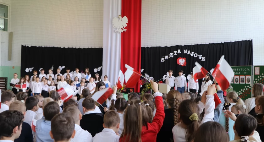 Obchody 233. rocznicy Konstytucji 3 Maja w Szkole Podstawowej w Zalesiu: hymn, historia, szkolny występ