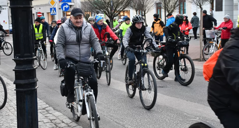 Rowerowa wycieczka rodzinna w biało-czerwonych barwach z Leśnej Podlaskiej do Worgul. Trasa 25 km przez pola, lasy i asfalt
