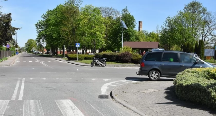 Wypadek na Pl. Jagiellońskim w Łomazach. Motocyklista ranny po zderzeniu z samochodem