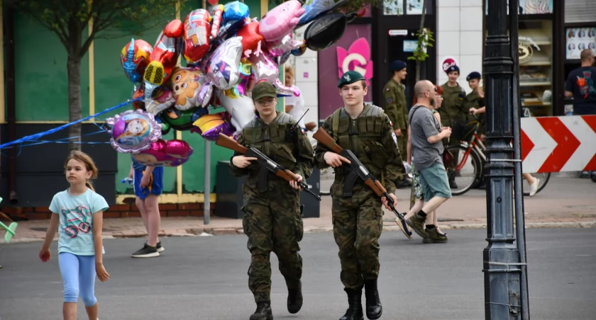 Piknik Wojskowy w Białej Podlaskiej. Sprzęt Wojskowy, Pokazy, Koncerty i Wiele Więcej