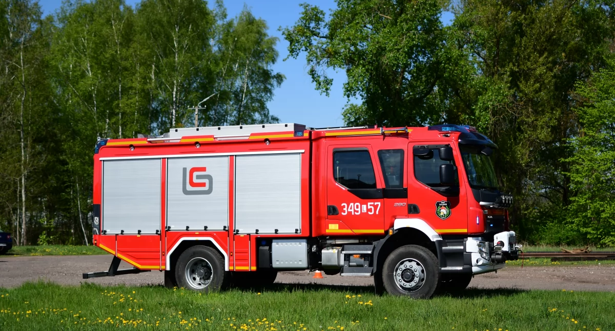 Samolot gaśniczy oraz 14 zastępów straży pożarnej zadysponowane do gaszenia pożaru lasu w gminie Tuczna