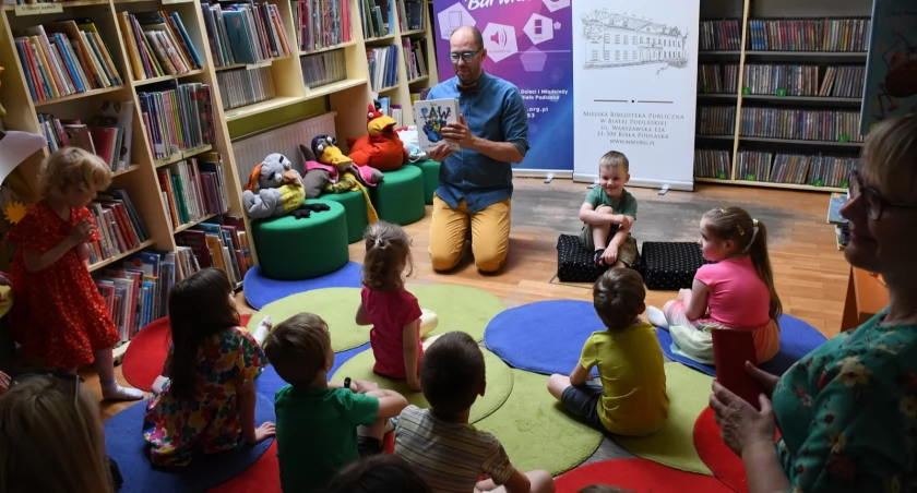 Pan Poeta Show autorskie spotkanie z dziećmi w bibliotece Barwna Multimedialna