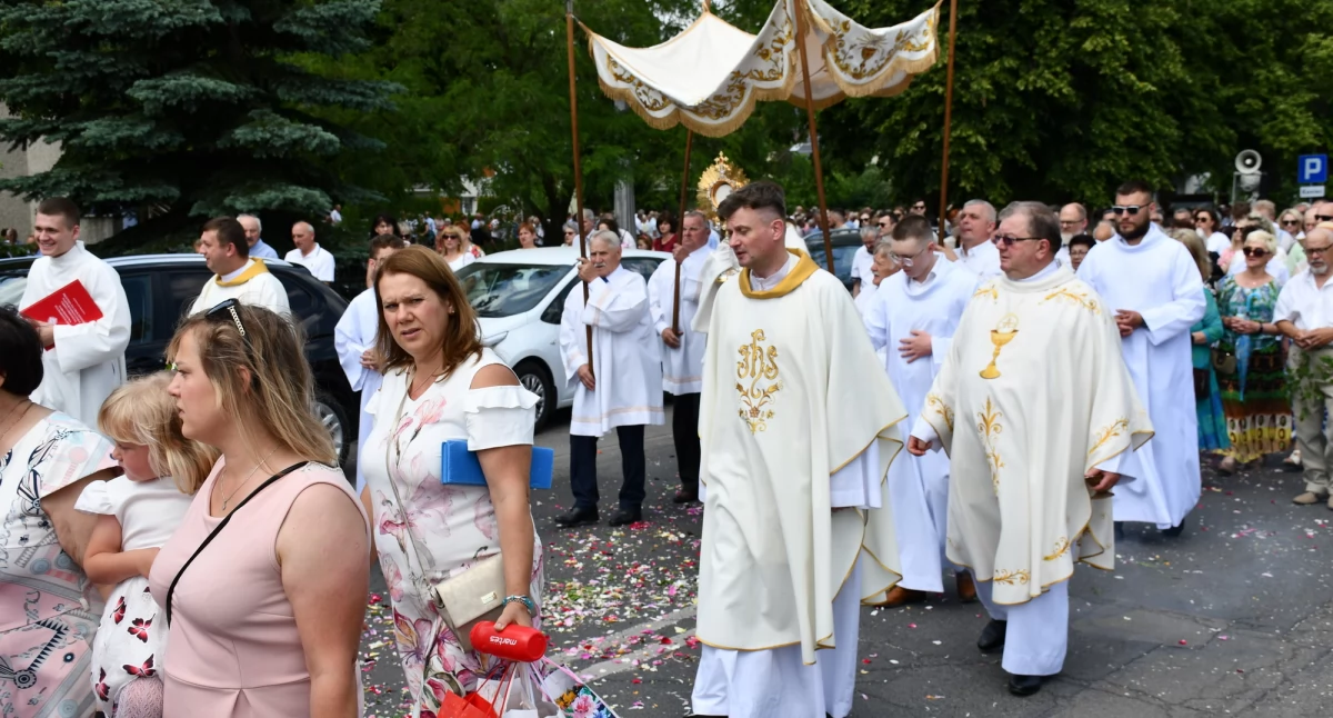 Procesja Bożego Ciała w Białej Podlaskiej: Uroczysta Msza i modlitwy przy czterech ołtarzach w parafii Wniebowzięcia Najświętszej Maryi Panny