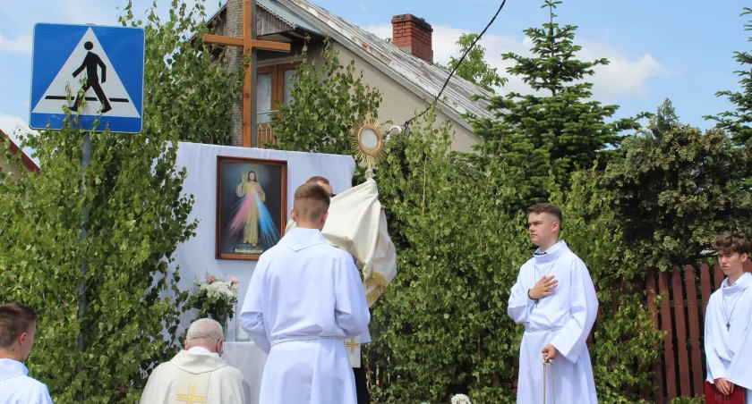 Wierni katoliccy uczestniczyli w procesji Bożego Ciała w parafii pw. Chrystusa Miłosiernego w Białej Podlaskiej