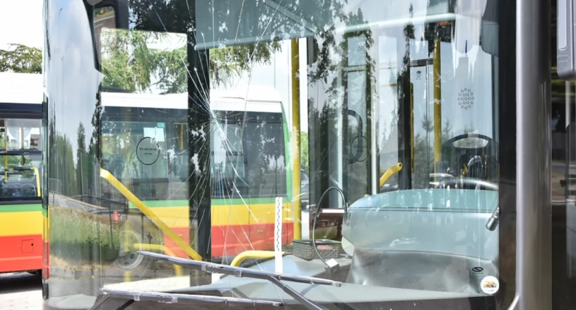 Kierowca na nią zatrąbił. W zemscie zbiła ręką czołową szybę autobusu